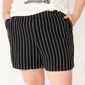 Sonoma pull on shorts Woman’s size 3X black and white patterned pockets